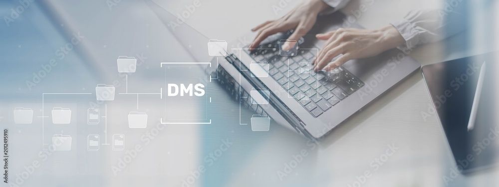 Hænder på en bærbar computer med DMS og digitale mappeikoner