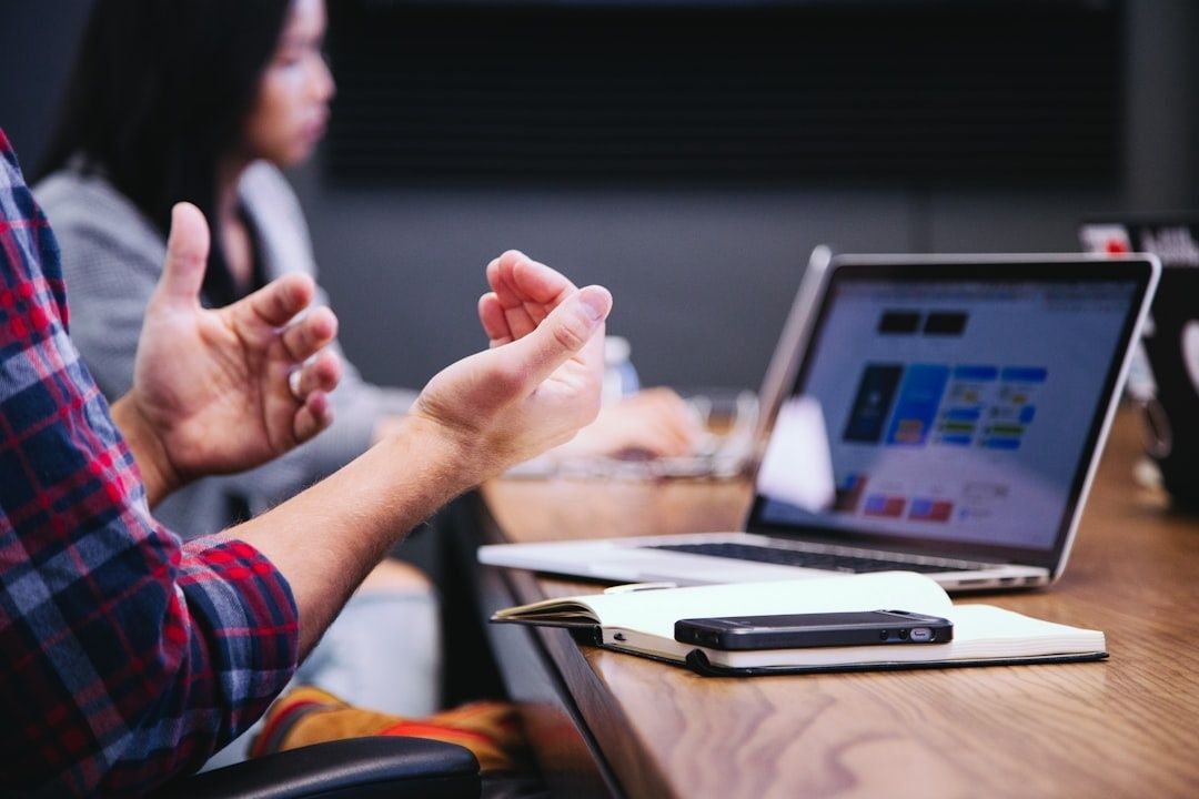 Samtale om onboarding ved et mødebord med laptop og noter